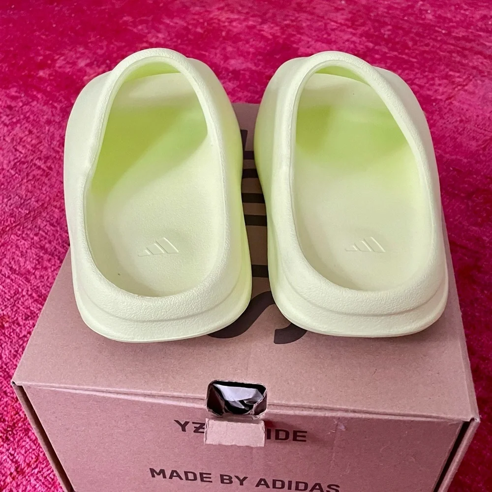 EUC sz 5 adidas YZY Yeezy Slides Glow Green
